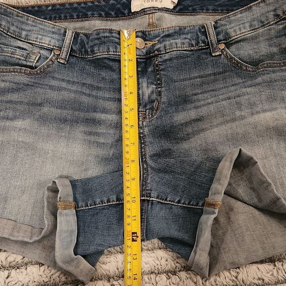 Medium wash rolled cuff Torrid jean shorts size 18. - Picture 7 of 8